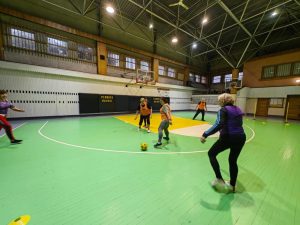 futbolas-vaiksciojant-persikele-is-lauko-i-sporto-sale