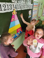 vepriu-mokyklos-daugiafunkcio-centro-1-klases-mokiniai-valgykloje-aptare-sveiko-maisto-piramide.