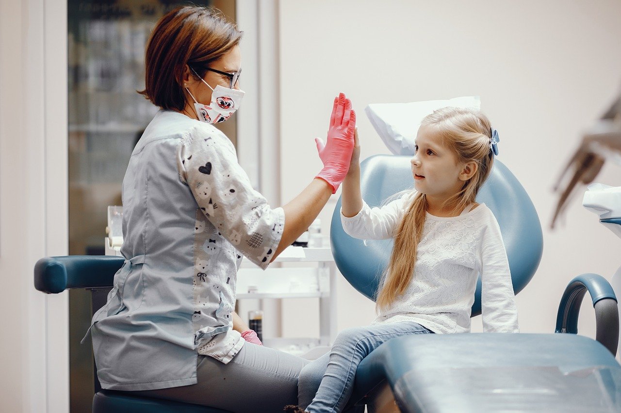 ka-svarbu-zinoti-moksleiviu-tevams-apie-odontologines-paslaugas-vaikams?